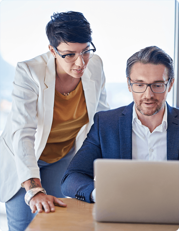 Profesionales trabajando en una laptop